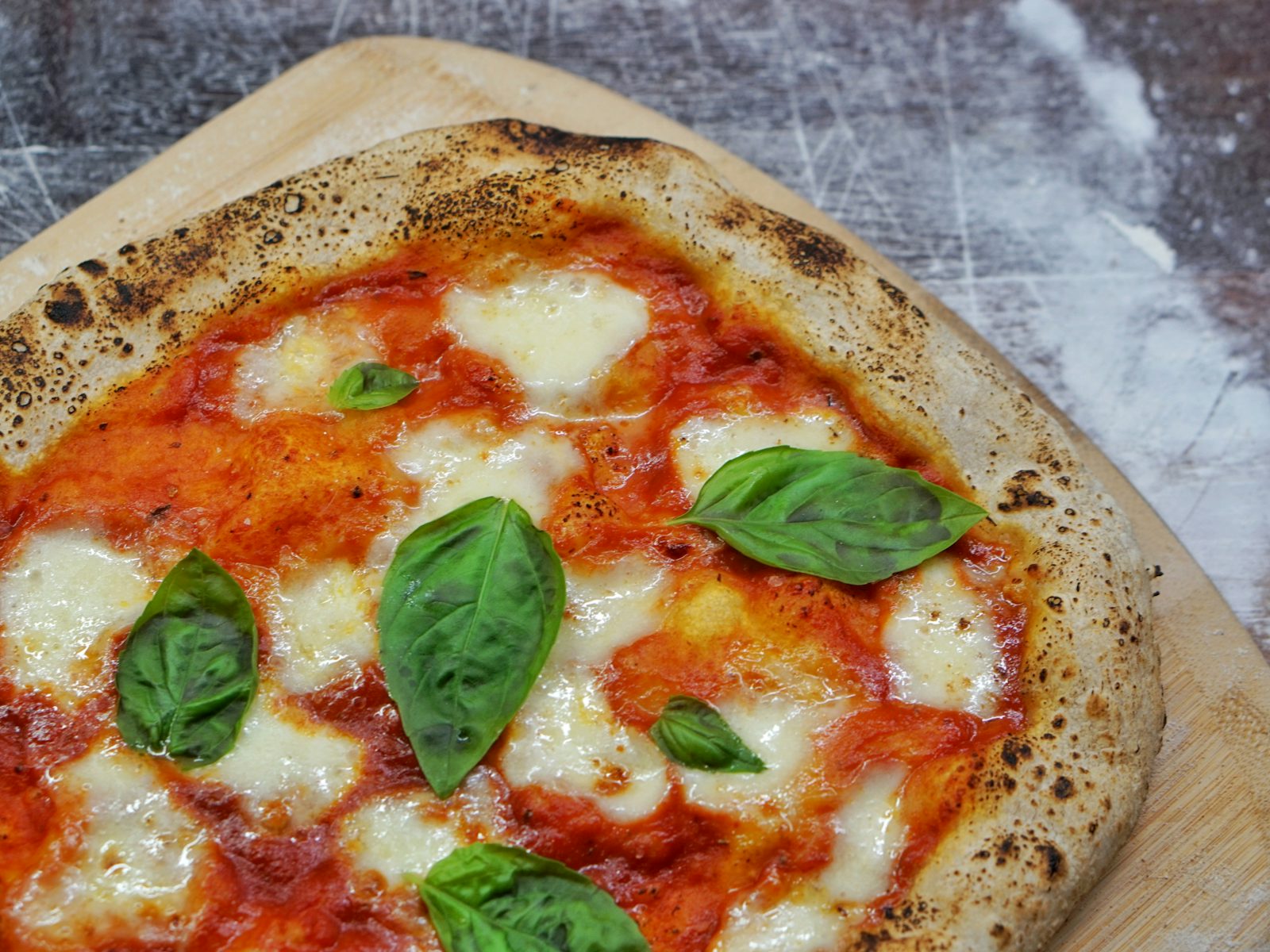 Pizza Margherita nóng hổi với phô mai và húng quế