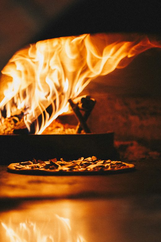Pizza trong lò nướng